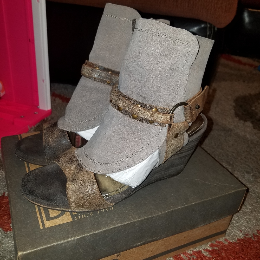 Suede/ leather strap open toe shoe